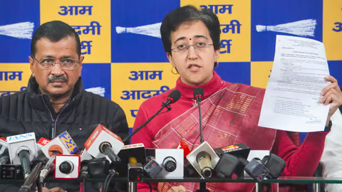 25 दिसंबर को प्रेस कॉन्फ्रेंस के दौरान दिल्ली की CM आतिशी और पूर्व CM अरविंद केजरीवाल।
