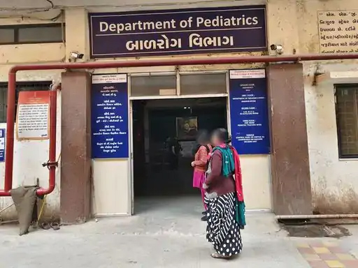 प्राथमिक उपचार के लिए बच्ची को भरूच के अस्पताल में भर्ती करवाया गया था।