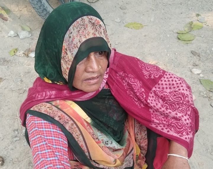 महिला अपनी मां के साथ पति की शिकायत लेकर थाने पहुंची।
