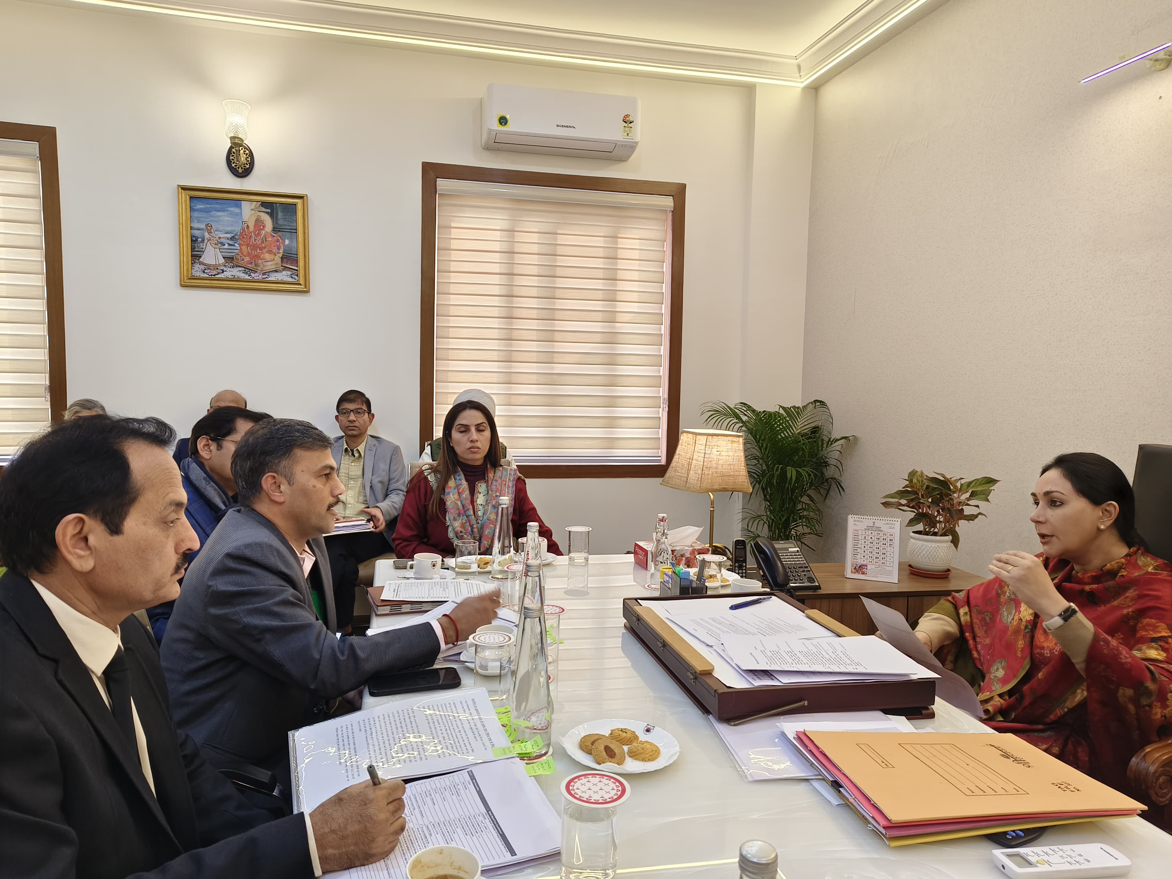 बैठक में शासन सचिव पर्यटन विभाग रवि जैन और पर्यटन आयुक्त विजयपाल सिंह भी उपस्थित थे।