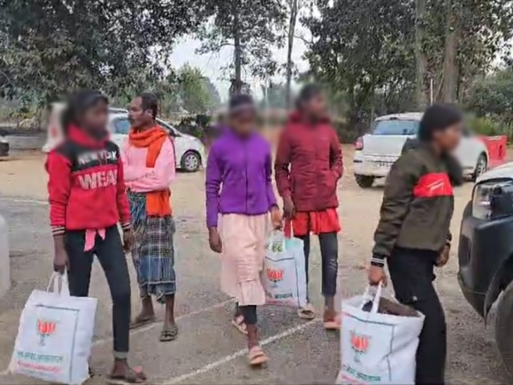 उदयपुर पुलिस ने यूपी जाने के पूर्व रोका - Dainik Bhaskar