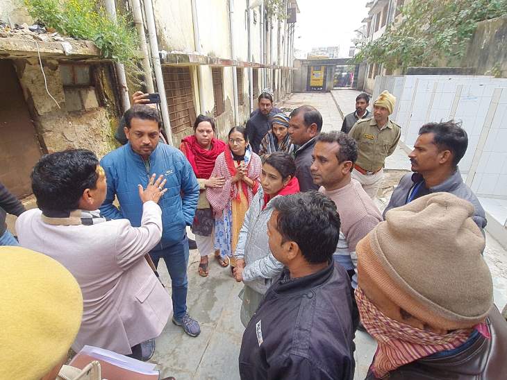 बस और कार की टक्कर में पांच लोगों की मौत के 42 घंटे बाद परिजन करौली अस्पताल पहुंचे। - Dainik Bhaskar