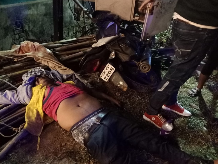 दुर्घटना स्थल पर पड़ी बाइक व खून से लतपथ पड़ा शव