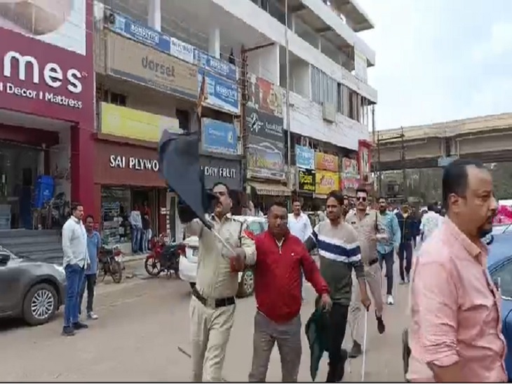 काला झंडा दिखाते कांग्रेसी और समाज के लोग - Dainik Bhaskar