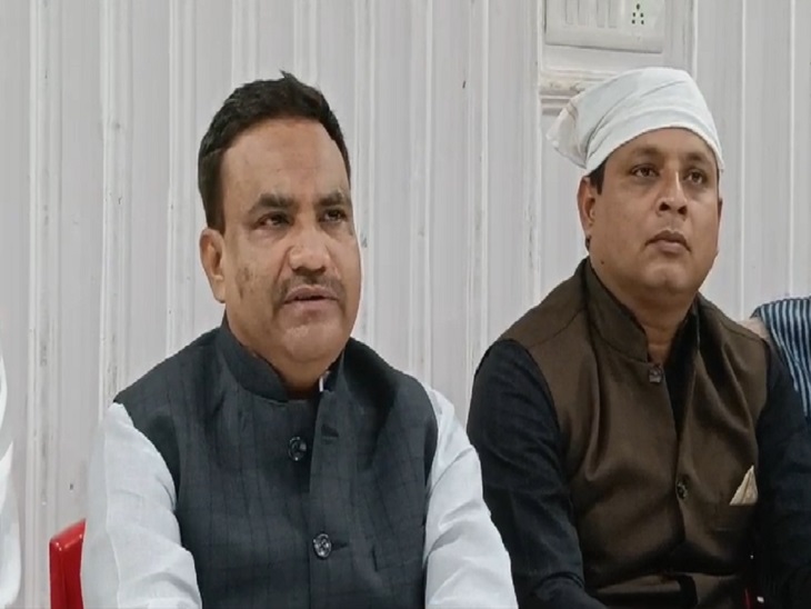 डॉ. सलीम राज मराज के लोगों से बात करते हुए