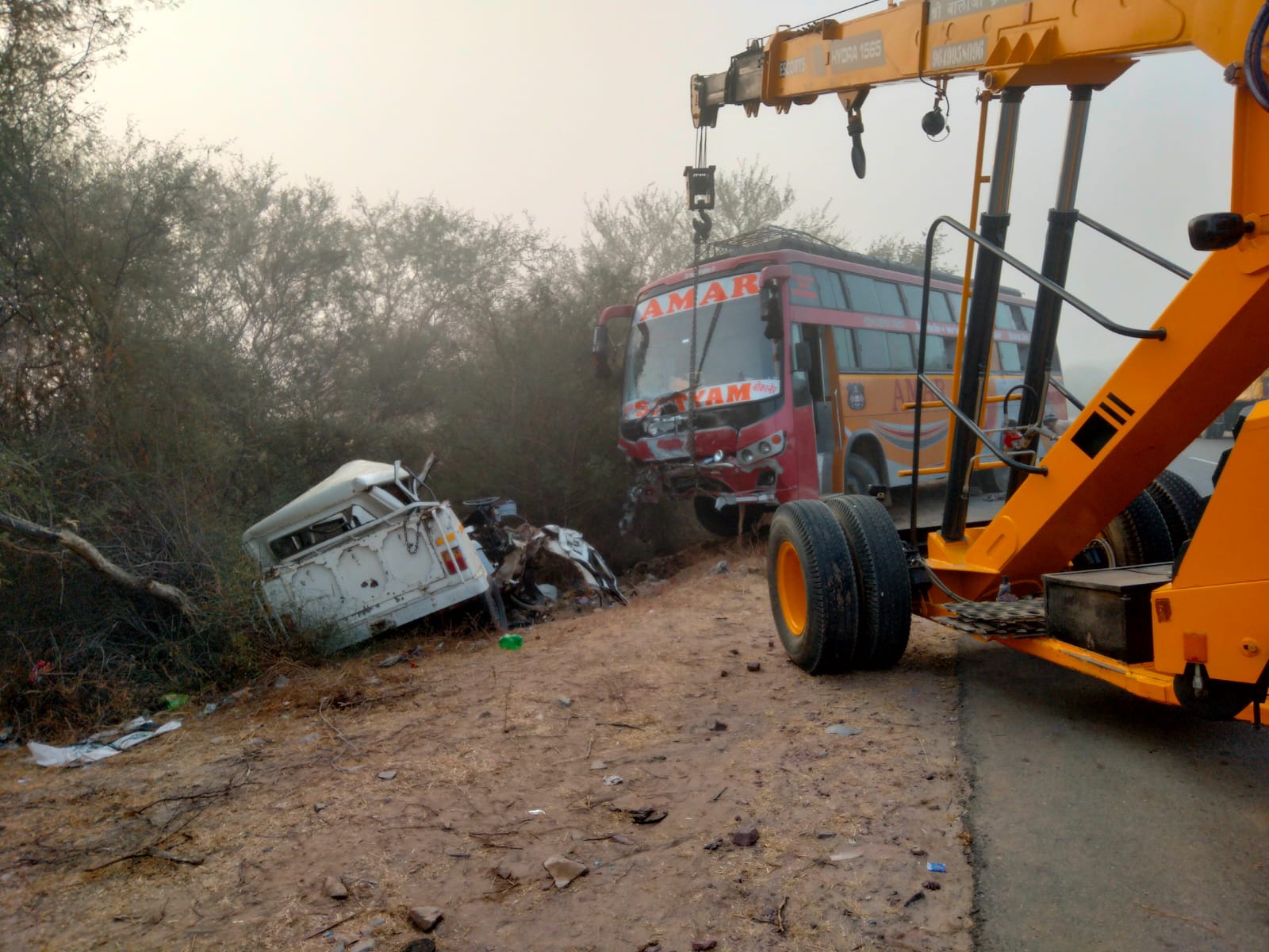 क्रेन की मदद से क्षतिग्रस्त दोनों वाहनों को सड़क से साइड में किया गया। हादसे बाद काफी देर तक यातायात बाधित रहा।