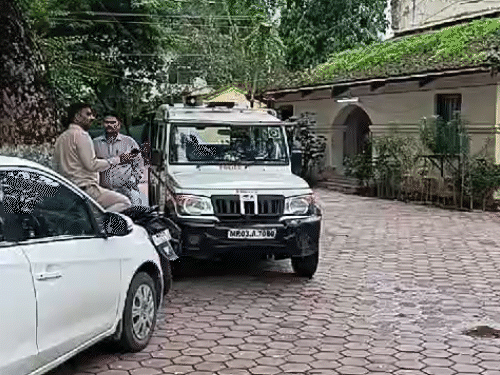 पुलिस का कहना है कि महेंद्र के गले पर फंदे के निशान मिले हैं।