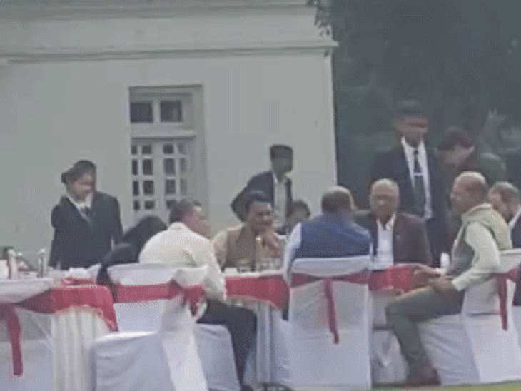 मंत्री तुलसीराम सिलावट अपने विभाग के अधिकारियों के साथ पहुंचे हैं।