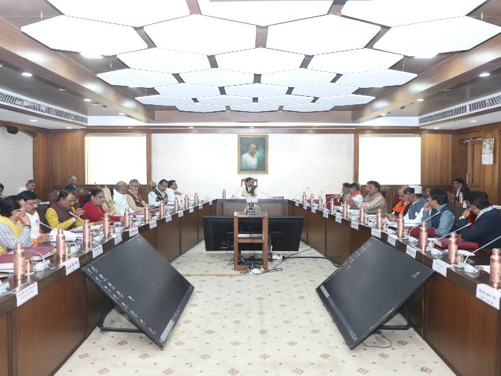 कैबिनेट बैठक में 11 केवी फीडर्स को सोलर प्लांट से जोड़ने का फैसला लिया गया।