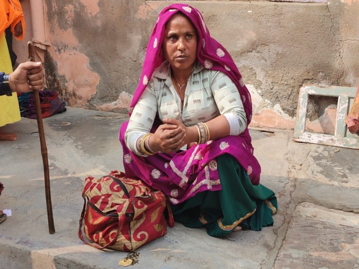 ये है आरोपी महिला गुड्डी। जो खुद को महवा दौसा की बताती है। जिसे बाद में पुलिस ले गई। जिसके बैग से बहोश करने की दवा भी मिली।