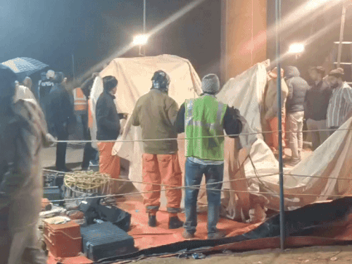गुरुवार रात 10:45 बजे हल्की बूंदाबादी होने के बाद रेस्क्यू टीम की ओर से ट्यूबवेल को तिरपाल से ढक दिया गया।