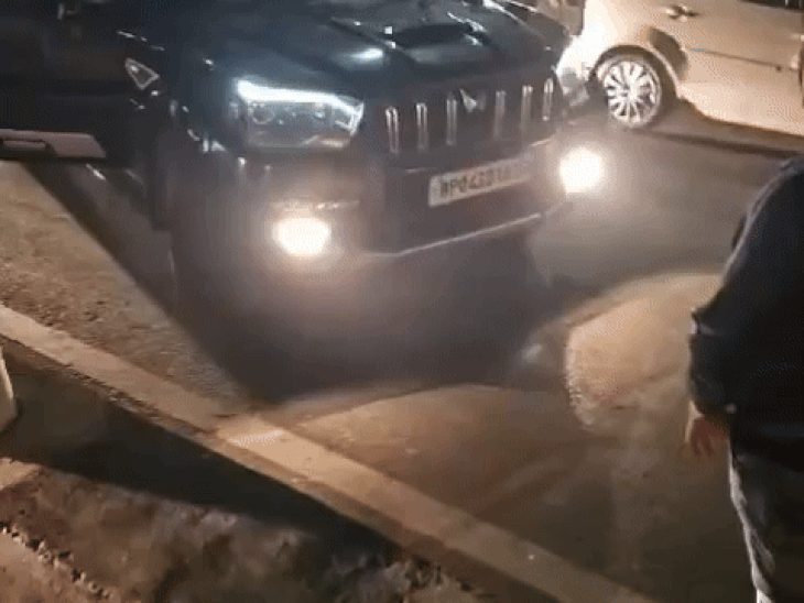 इस कार में सवार होकर आए थे बदमाश।