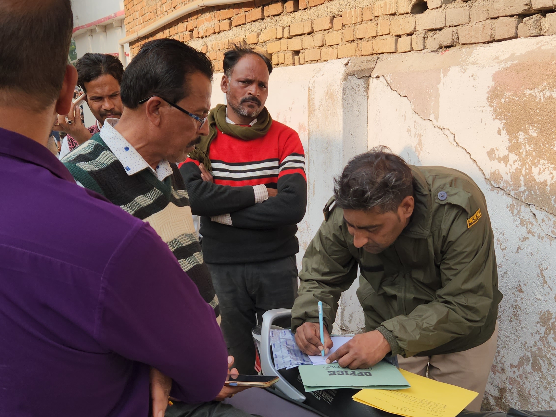 Chhatarpur Assistant Director Suicide Case | Social Media Status | Green Avenue Colony Incident | असिस्टेंट डायरेक्टर ने फांसी लगाकर की आत्महत्या: देर रात सोशल मीडिया पर लगाया स्टेटस ...