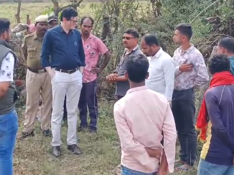 राजनांदगांव जिले में सिलेंडर ब्लास्ट के बाद प्रशासन की टीम मौके पर पहुंची।