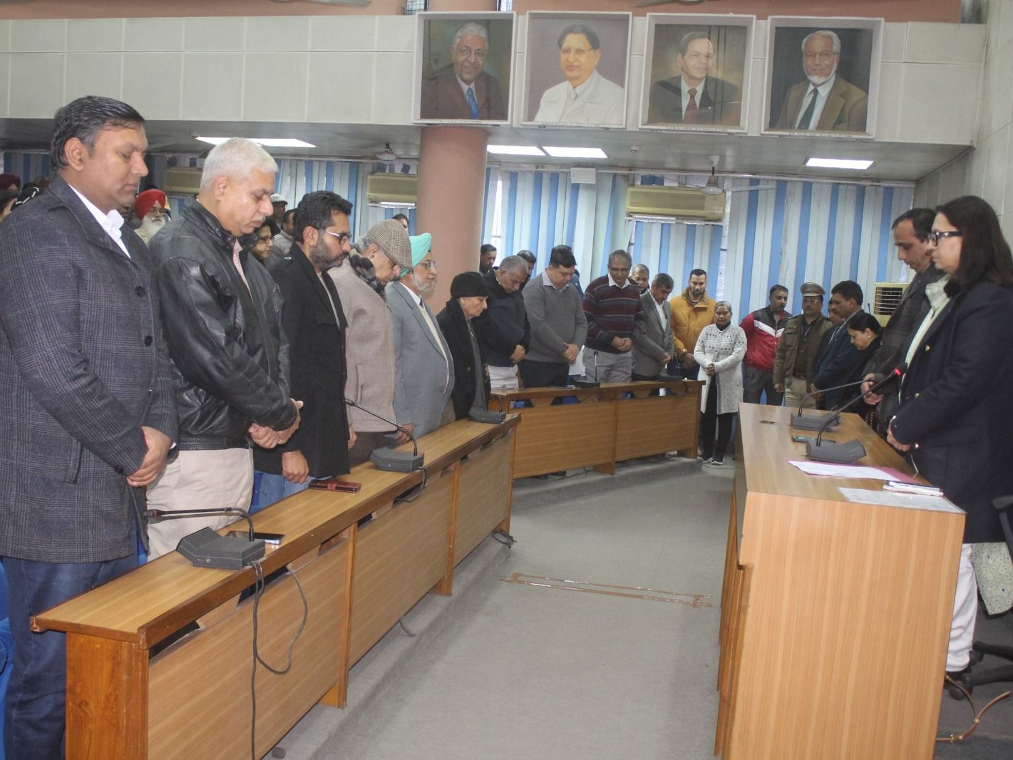 कुलपति प्रो. रेणु विग दो मिनट का मौन रखती हुई।