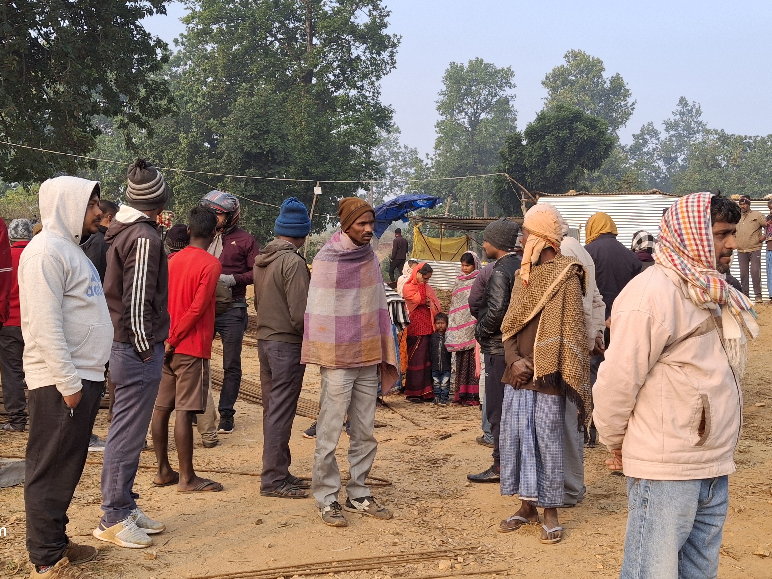 फैक्ट्री पर अखिरी लोगों की भीड़।