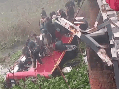 गुरु काशी कंपनी की बस तलवंडी साबो से बठिंडा की तरफ जा रही थी। तभी हादसा हो गया। - Dainik Bhaskar