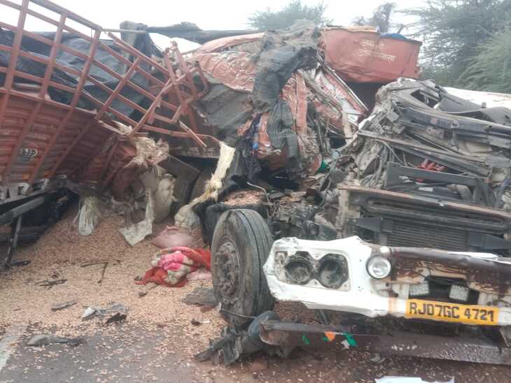 ट्रक और कंटेनर में टक्कर इतनी जोरदार थी कि दोनों गाड़ियां बुरी तरह क्षतिग्रस्त हो गई।