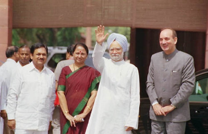 2 जून 2004, 14वीं लोकसभा के पहले सेशन के पहले दिन प्रधानमंत्री मनमोहन सिंह।