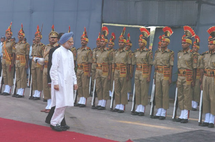 15 अगस्त 2004, स्वतंत्रता दिवस के मौके पर प्रधानमंत्री मनमोहन सिंह गॉर्ड ऑफ ऑनर का जायजा लेते हुए।