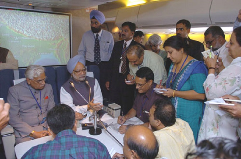 29 जुलाई 2004, बैंकॉक जाने से पहले मीडिया से बात करते हुए प्रधानमंत्री मनमोहन सिंह।