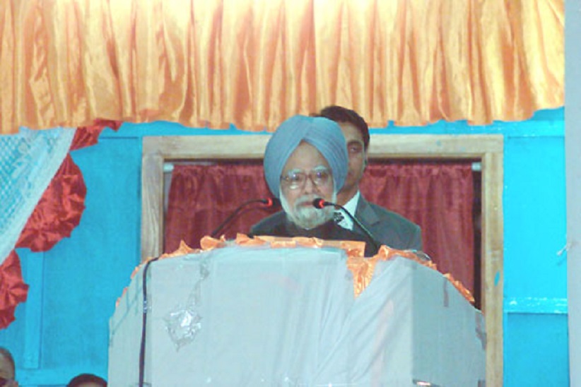 20 नवंबर 2004, इंफाल में एक पब्लिक रैली के दौरान प्रधानमंत्री मनमोहन सिंह।