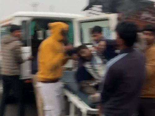 पुलिस और ग्रामीणों ने मिलकर घायल ट्रक ड्राइवर और दोनों शवों को बाहर निकाला और अस्पताल पहुंचाया।