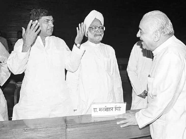 राजेश पायलट, राम नायक, मदनलाल खुराना के साथ मनमोहन सिंह।