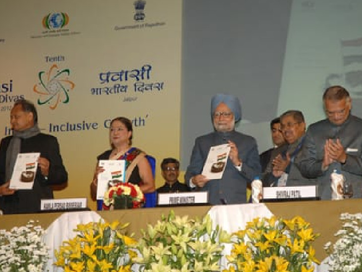 जनवरी 2012 में 10वें प्रवासी भारतीय सम्मेलन का उद्घाटन करते मनमोहन सिंह। पास में तत्कालीन प्रवासी भारतीय मामलात मंत्री व्यालार रवी, तत्कालीन सीएम अशोक गहलोत।