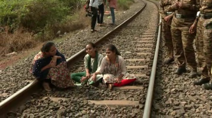 मृतक के परिवार ने आरोपियों को तुरंत गिरफ्तार करने की मांग की है।