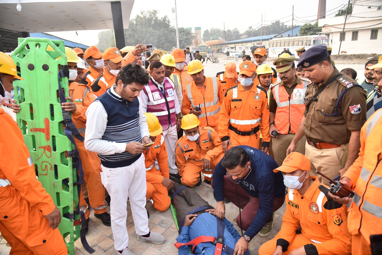जख्मी यात्री को मेडिकल सुविधा कैसे देंगे यह बताया।