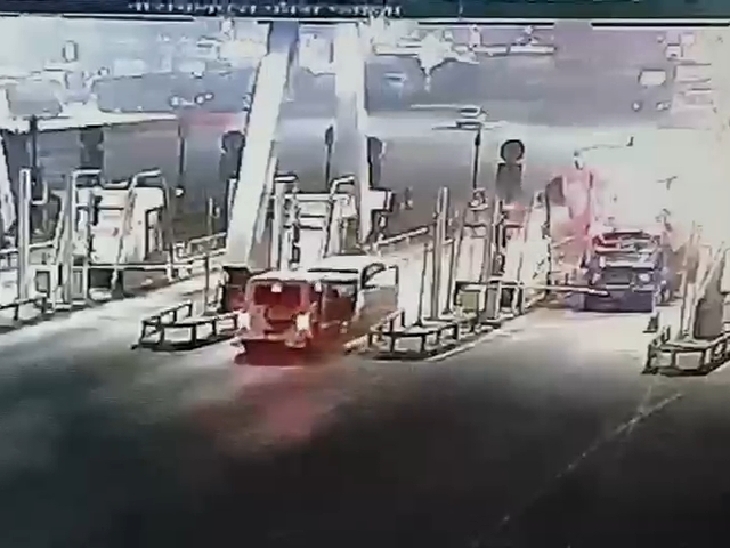 CBN नीमच की टीम के गाड़ी को टक्कर मारते हुए तस्कर।