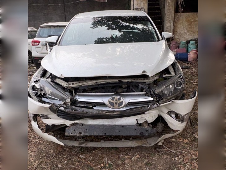 क्षतिग्रस्त तस्कर की गाड़ी।