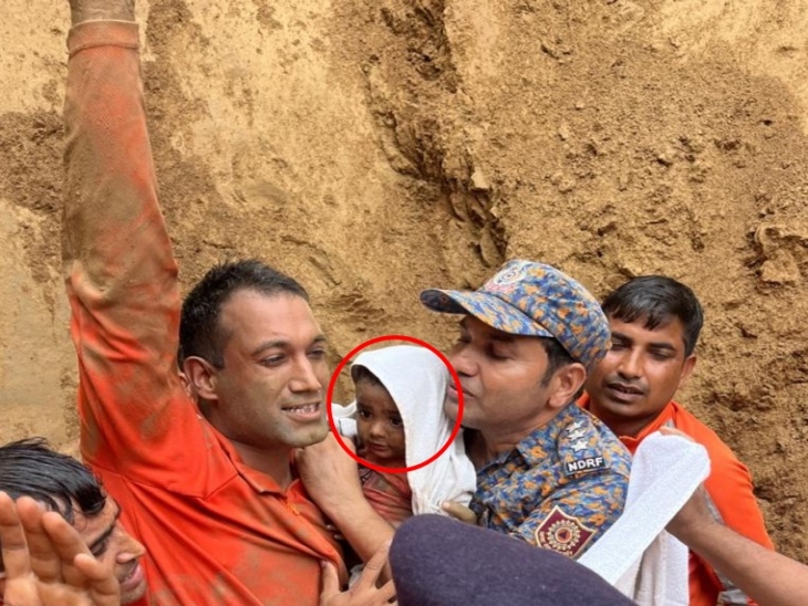 तस्वीर 2 साल की मासूम नीरू के रेस्क्यू ऑपरेशन की है। नीरू बोरवेल में 35 फीट गहरे गड्ढे में गिर गई थी।