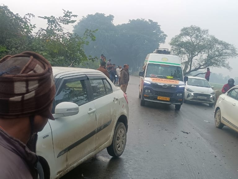 Car collided with a truck loaded with gas cylinders, two died