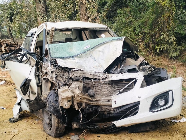 Car collided with a truck loaded with gas cylinders, two died
