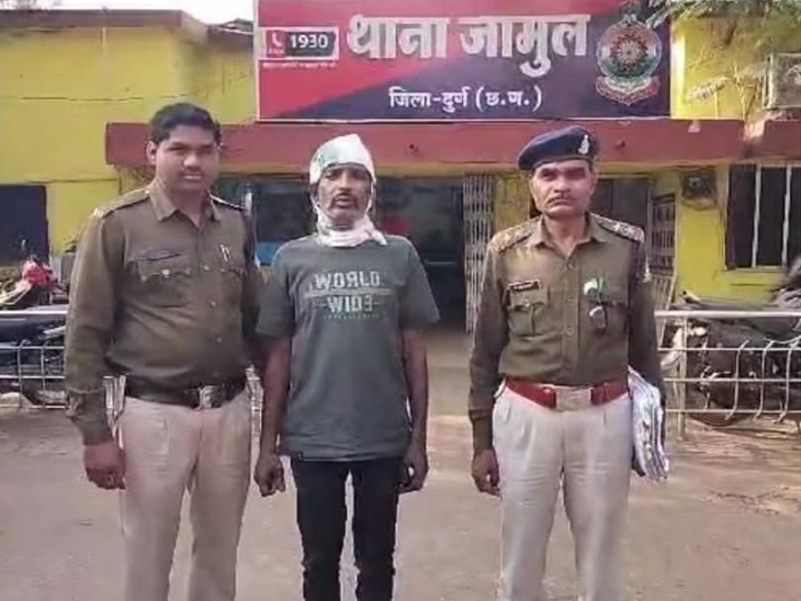 पुलिस की गिरफ्त में आरोपी - Dainik Bhaskar