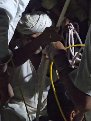 बाड़मेर के अर्जुन की ढाणी में रेस्क्यू के दौरान मधाराम सुथार।