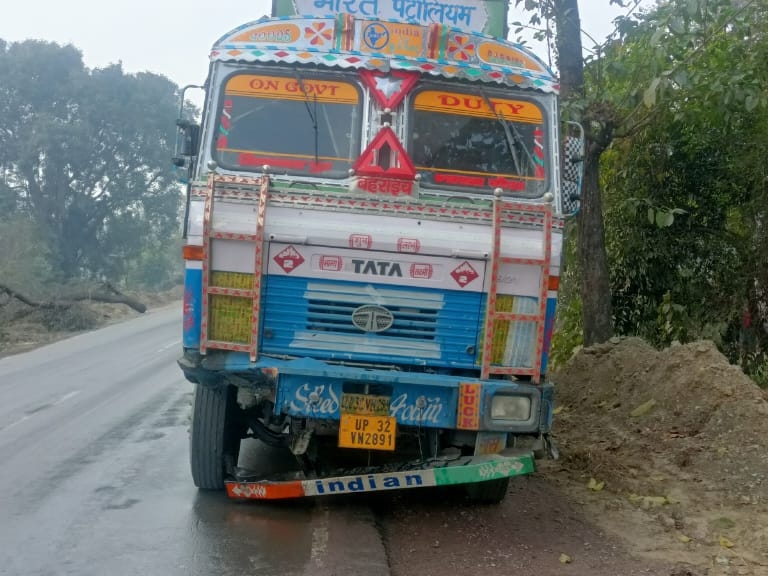 Car collided with a truck loaded with gas cylinders, two died