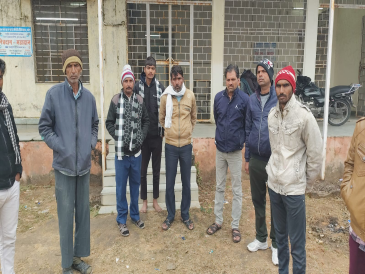 मॉर्च्युरी के बाहर खड़े परिजन।