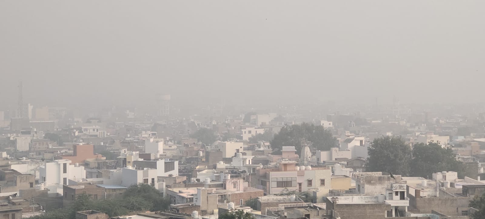 शनिवार सुबह जालोर स्वर्ण गिरी की पहाड़ी से धुंध की चादर ओढ़े शहर कुछ ऐसा नजर आया।