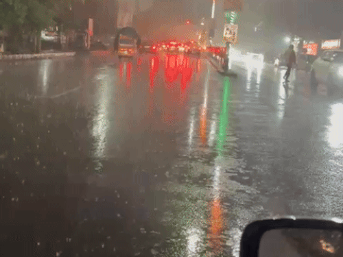 शुक्रवार देर रात अलवर शहर में बारिश का दौर जारी रहा।