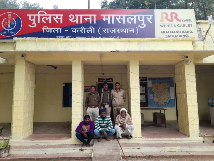 मासलपुर थाना पुलिस ने हत्या के आरोप में तीन फरार आरोपियों को किया गिरफ्तार। - Dainik Bhaskar