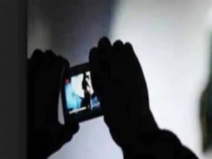 नर्स का चेंज करते हुए बनाया मोबाइल से वीडियो - Dainik Bhaskar