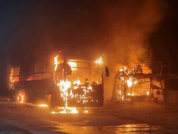 Bus became a fireball with a loud explosion | तेज धमाके के साथ बस बनी ...