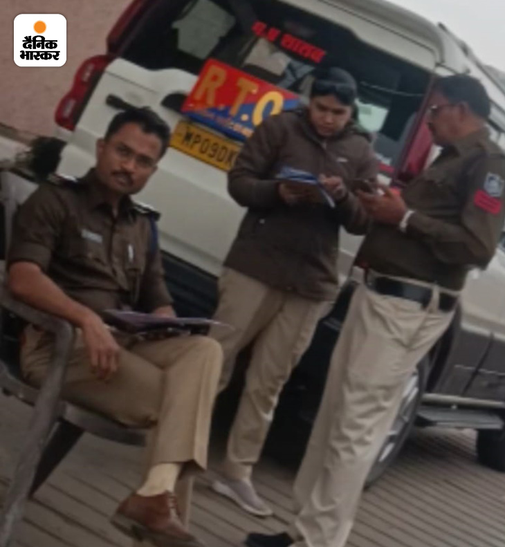 चेकपोस्ट पर खड़ी आरटीओ की गाड़ी। यहां तीन से चार कर्मचारी तैनात रहते हैं।