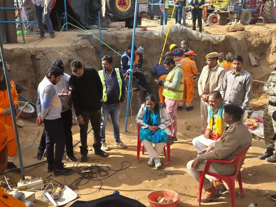 कोटपूतली-बहरोड़ कलेक्टर कल्पना अग्रवाल ने कहा- उम्मीद है कि चेतना जल्द ही सुरक्षित बाहर आएगी।