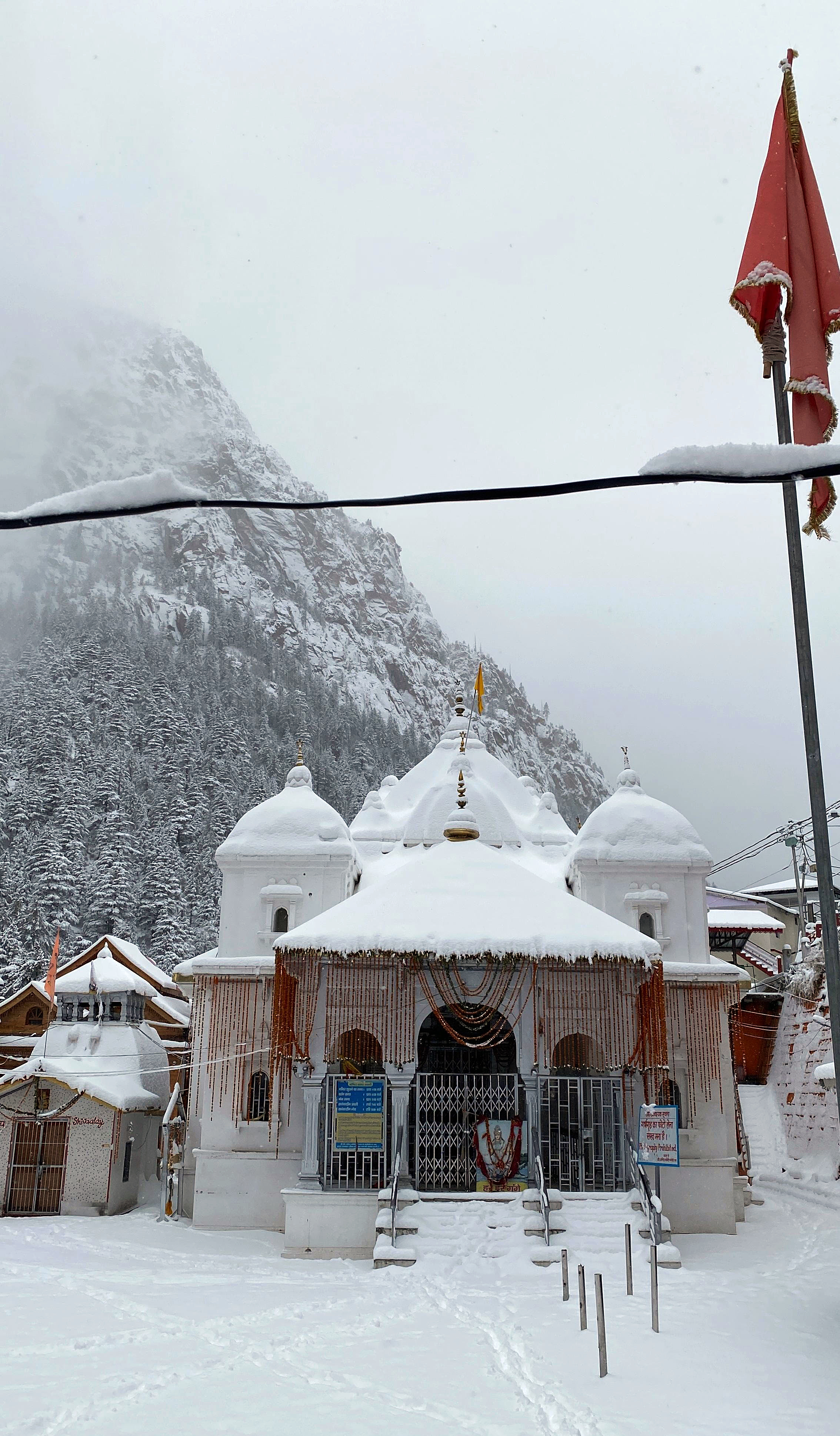 उत्तराखंड: उत्तरकाशी के गंगोत्री धाम में बर्फबारी हुई। मंदिर बर्फ से ढक गया।