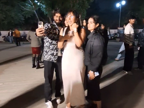 दोस्तों और परिवार के साथ ग्रुप में पहुंचे फैंस।