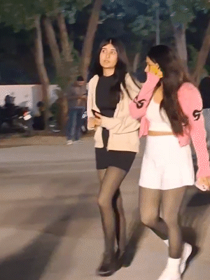 देश के अलग-अलग हिस्सों से लोग शो में शामिल होने पहुंचे।